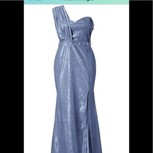 Never worn ball gown, it’s a size XXL but it fits like a XL